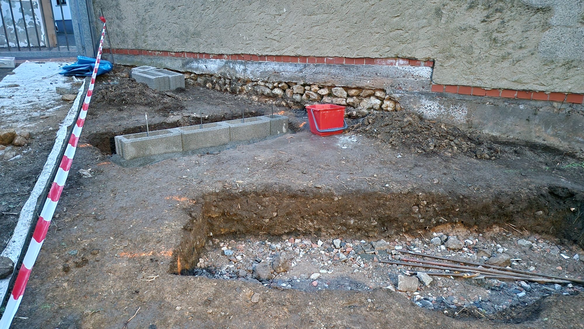 Baustelle mit Fundamentarbeiten für die Außenraumgestaltung der Kita Sternenwelt – Extrathings Landscape Studios.