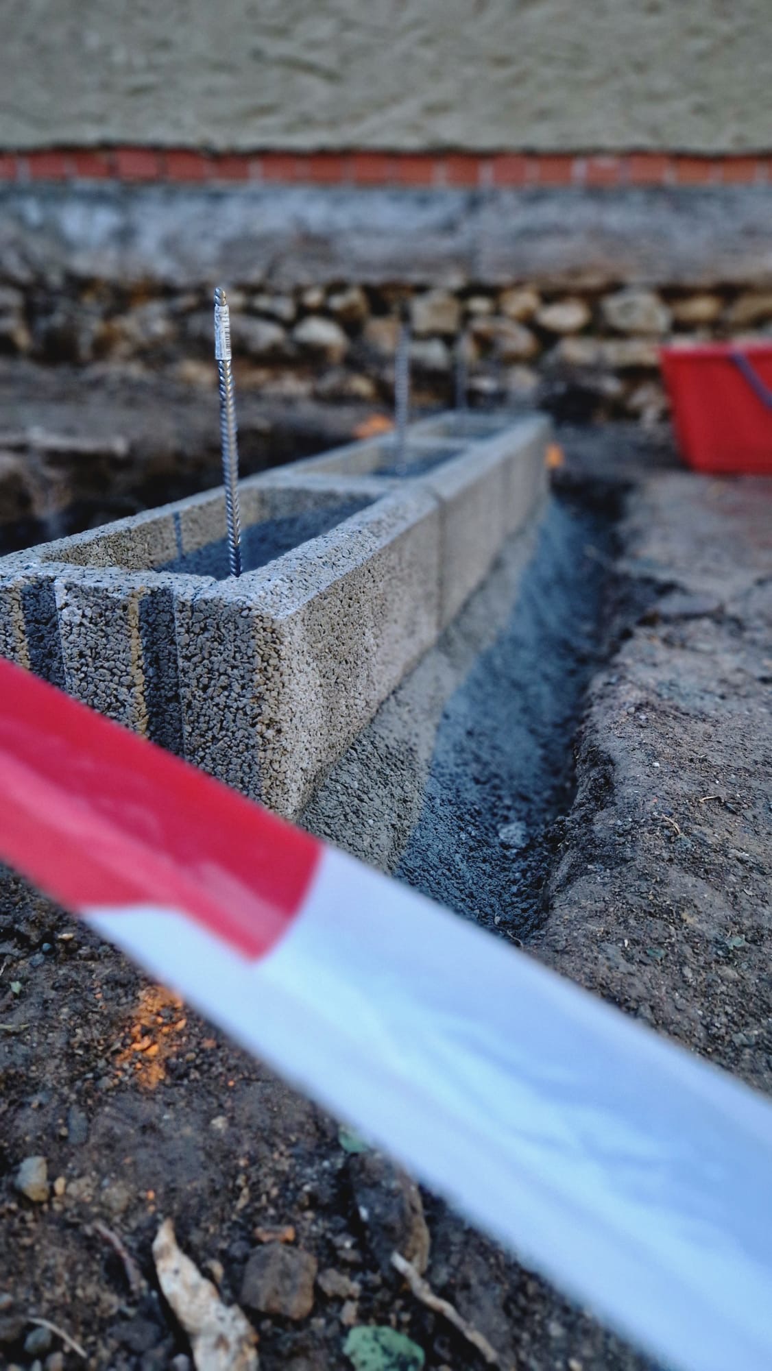 Detailaufnahme von Betonsteinen mit Bewehrung – Fundamentarbeiten für HIKITA Kita Sternenwelt.