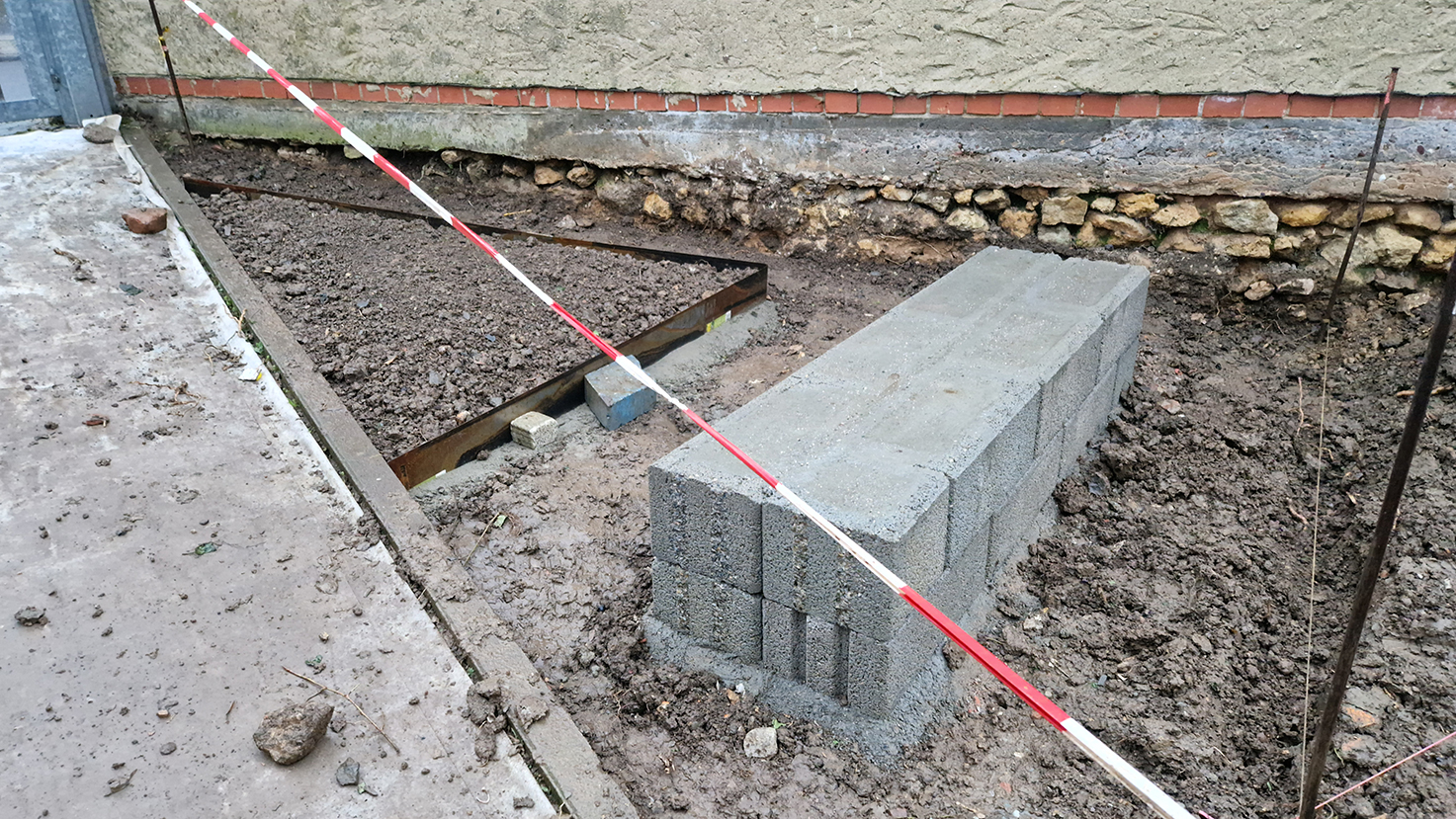 Gesetzte Betonsteine als Basis für die Freiraumgestaltung Kita Sternenwelt – Extrathings Landscape Studios.