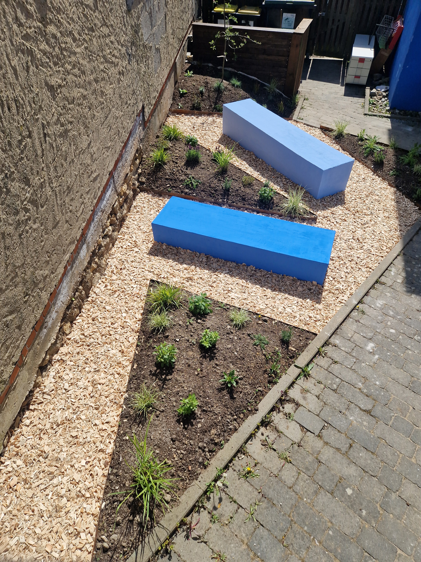 Zwei Betonblöcke im Aufbau der Spiellandschaft HIKITA – Kita Sternenwelt.