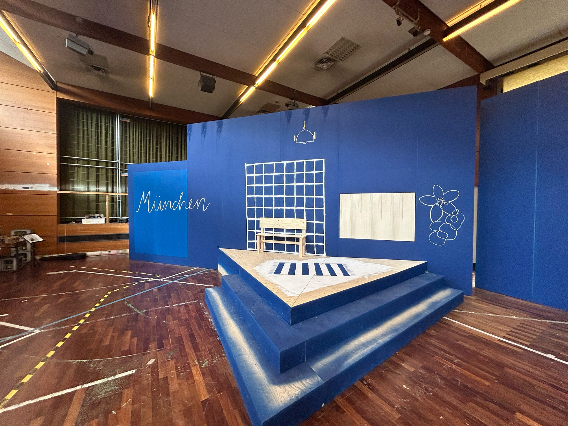 Im Stück Das doppelte Lottchen lag der gestalterische Fokus auf den Wandflächen. Mit minimalistischer Linienführung verwandelten wir schlichte Bühnenwände in illustrative Erzählräume.