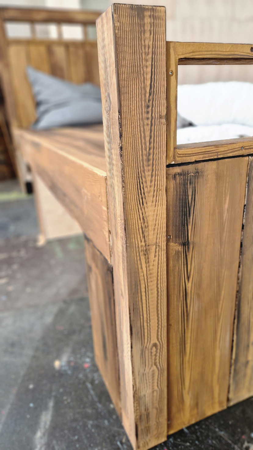 Detail des übergroßen Holzbetts mit handgemalter Maserung – gebaut von Extrathings Landscape Studios für ‚Peter Pan‘.