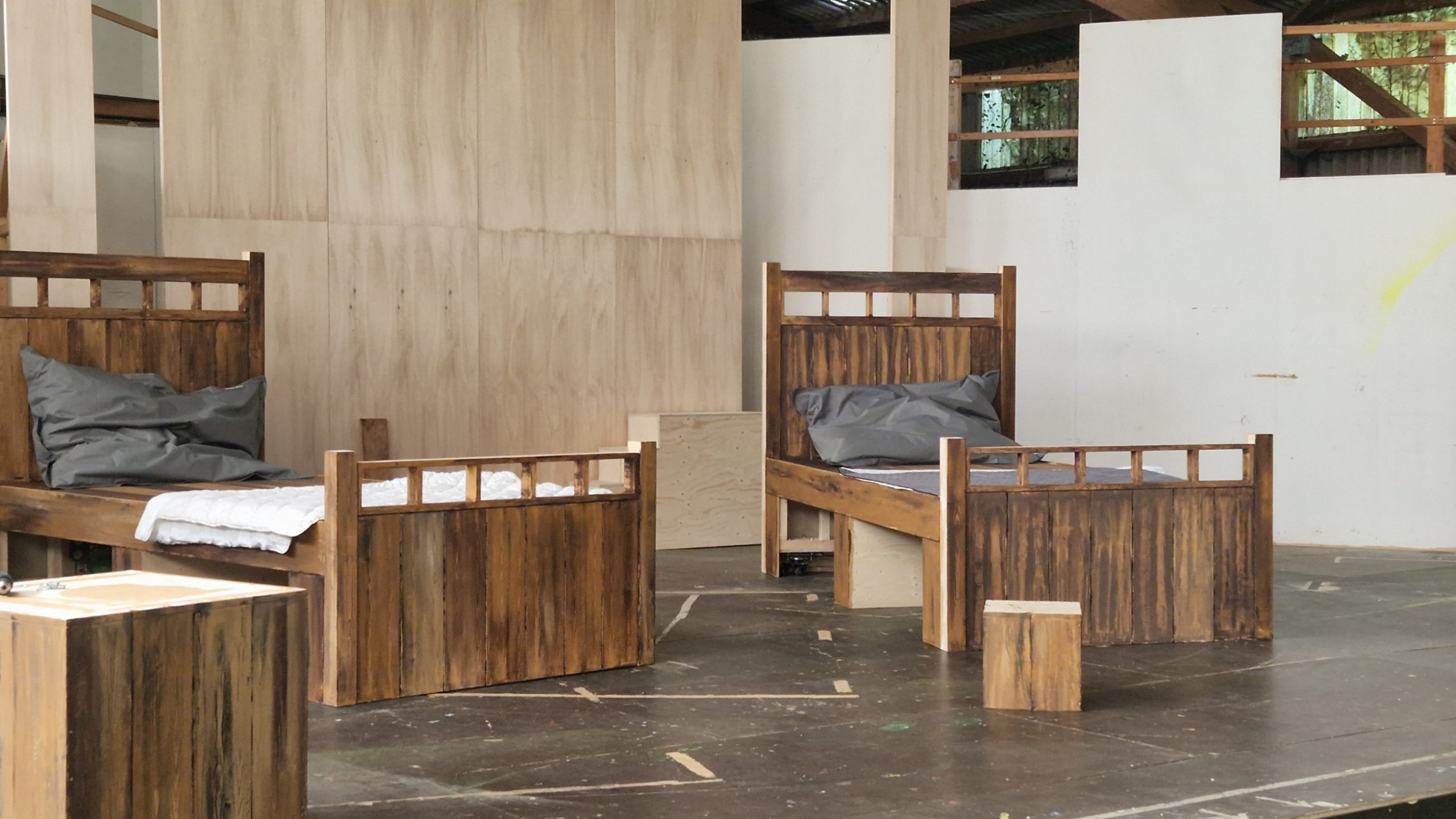 Zwei übergroße Holzbett-Requisiten auf der Bühne – Bühnenbild für ‚Peter Pan‘.