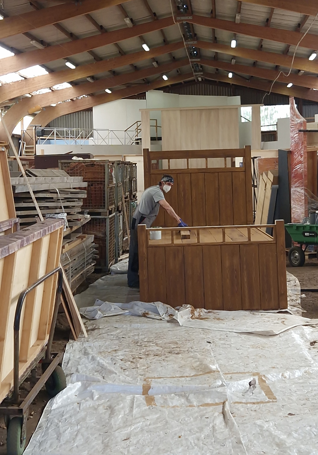 Werkhalle mit Bühnenbau: übergroße Holzbett-Requisiten in Arbeit – Extrathings Landscape Studios für ‚Peter Pan‘.